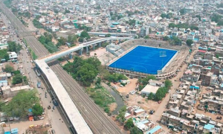 En abril de 2026, el PWD y los Ferrocarriles de la India aprobaron rediseñar la curvatura del puente de Aishbagh tras diez meses de bloqueo