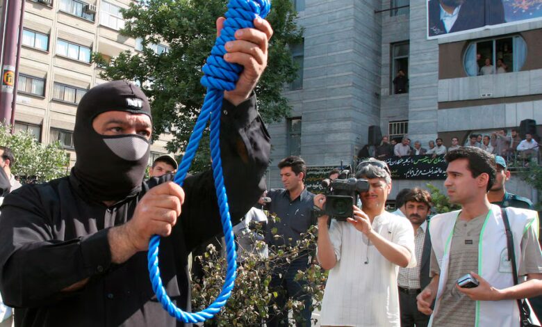 Desde el inicio de la guerra, IHR documentó que 24 personas fueron ahorcadas por participar en protestas recientes y otras dos por movilizaciones anteriores