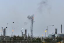 La refinería petrolera Mina Al-Ahmadi opera en Kuwait.