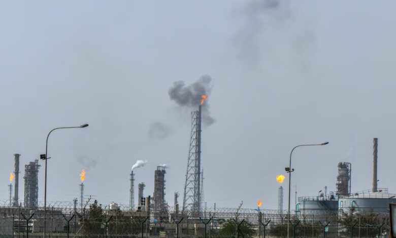 La refinería petrolera Mina Al-Ahmadi opera en Kuwait.