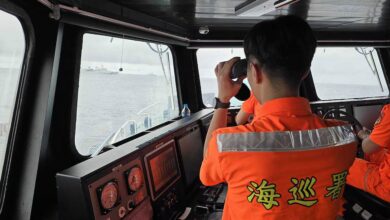 En esta imagen, distribuida por la Guardia Costera de Taiwán, un efectivo vigila un buque de la marina de China