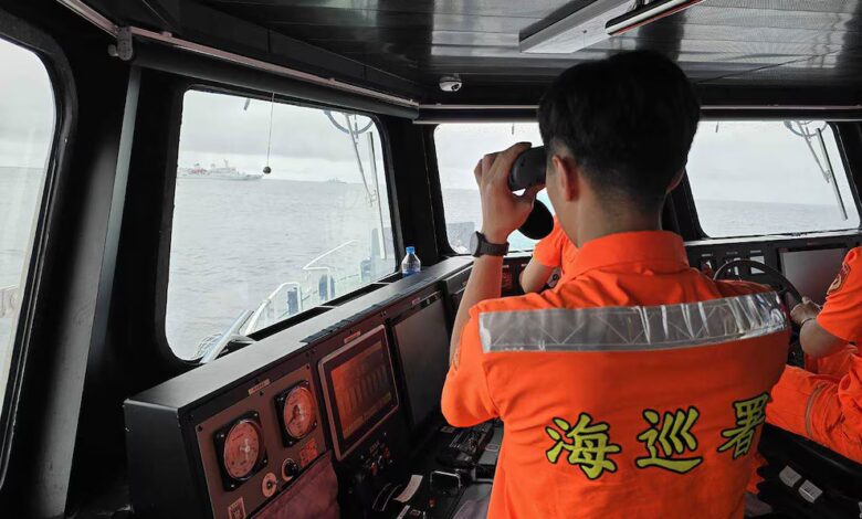 En esta imagen, distribuida por la Guardia Costera de Taiwán, un efectivo vigila un buque de la marina de China