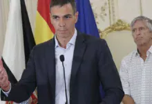 El presidente del Gobierno, Pedro Sánchez, durante su comparecencia este 31 de julio de 2026 en Ceuta, acompañado del ministro del Interior, Fernando Grande-Marlaska