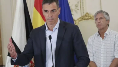 El presidente del Gobierno, Pedro Sánchez, durante su comparecencia este 31 de julio de 2026 en Ceuta, acompañado del ministro del Interior, Fernando Grande-Marlaska
