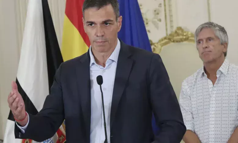 El presidente del Gobierno, Pedro Sánchez, durante su comparecencia este 31 de julio de 2026 en Ceuta, acompañado del ministro del Interior, Fernando Grande-Marlaska