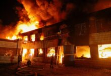 Los bomberos trabajan en las instalaciones de una empresa privada dañadas durante los ataques con misiles rusos
