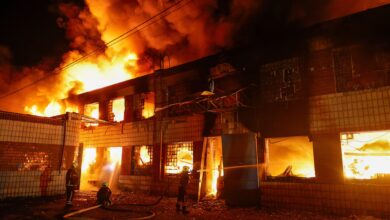 Los bomberos trabajan en las instalaciones de una empresa privada dañadas durante los ataques con misiles rusos