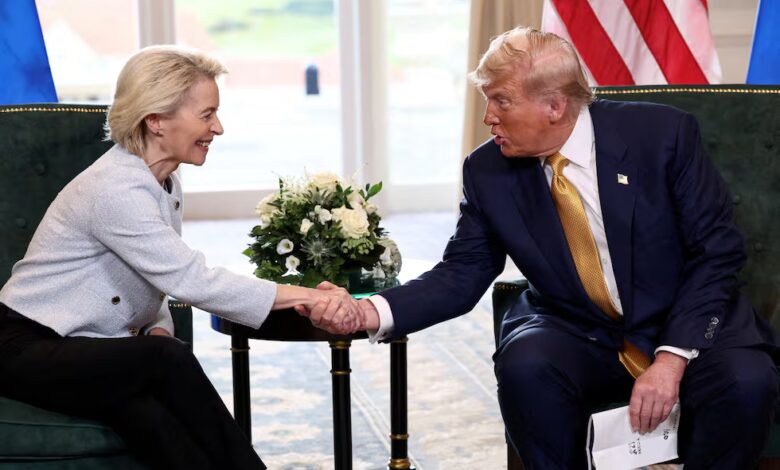 La presidenta de la Comisión Europea, Ursula von der Leyen, con el presidente Donald Trump