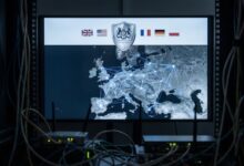Un mapa digital de Europa y el Reino Unido con una red cibernética iluminada indica la actividad del Centro Nacional de Ciberseguridad del Reino Unido y sus aliados ante la amenaza rusa.