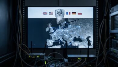 Un mapa digital de Europa y el Reino Unido con una red cibernética iluminada indica la actividad del Centro Nacional de Ciberseguridad del Reino Unido y sus aliados ante la amenaza rusa.