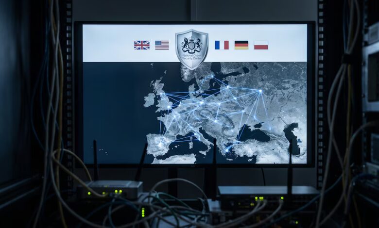 Un mapa digital de Europa y el Reino Unido con una red cibernética iluminada indica la actividad del Centro Nacional de Ciberseguridad del Reino Unido y sus aliados ante la amenaza rusa.