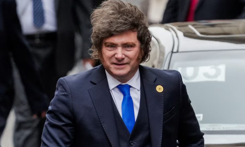 Javier Milei firmó un decreto que habilita rechazar o expulsar a extranjeros por mensajes de odio