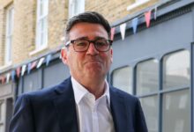 Andy Burnham, el recién elegido líder del Partido Laborista británico, llega a su primer acto oficial como líder en Gravesend, Kent (Reino Unido)