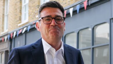 Andy Burnham, el recién elegido líder del Partido Laborista británico, llega a su primer acto oficial como líder en Gravesend, Kent (Reino Unido)