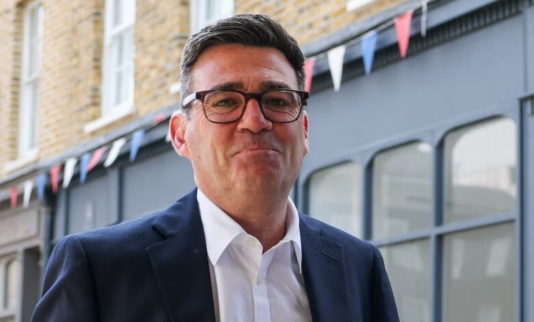 Andy Burnham, el recién elegido líder del Partido Laborista británico, llega a su primer acto oficial como líder en Gravesend, Kent (Reino Unido)