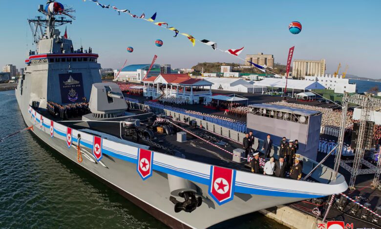 La botadura de un nuevo destructor naval en el puerto de Nampo, en el oeste de Corea del Norte.