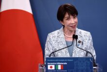 La iniciativa se aprobó después de negociaciones dentro del gobernante Partido Liberal Democrático (PLD), encabezado por la primera mujer en ocupar el cargo de primera ministra de Japón, Sanae Takaichi, quien se opone a permitir la sucesión femenina