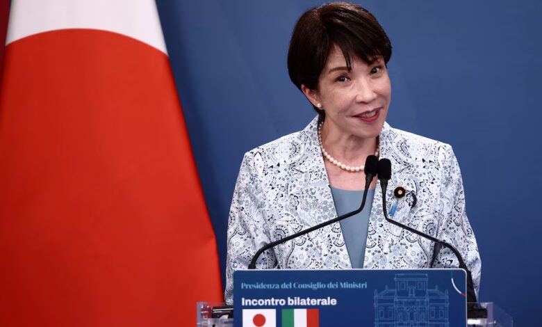 La iniciativa se aprobó después de negociaciones dentro del gobernante Partido Liberal Democrático (PLD), encabezado por la primera mujer en ocupar el cargo de primera ministra de Japón, Sanae Takaichi, quien se opone a permitir la sucesión femenina