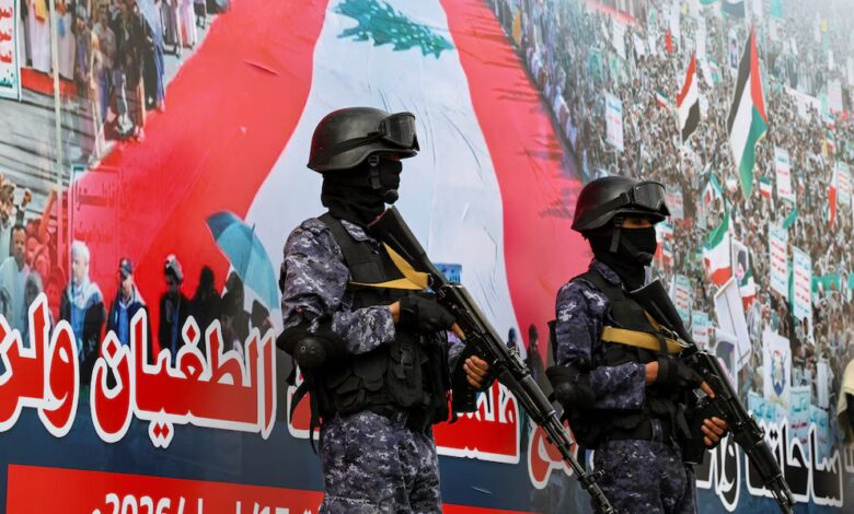 Milicianos hutíes montando guardia durante una manifestación en Saná, Yemen.