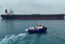 El petrolero alcanzado en Basora fue remolcado fuera del puerto junto con otra embarcación anclada como medida de seguridad