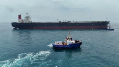 El petrolero alcanzado en Basora fue remolcado fuera del puerto junto con otra embarcación anclada como medida de seguridad