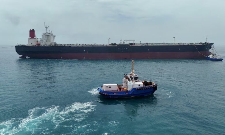 El petrolero alcanzado en Basora fue remolcado fuera del puerto junto con otra embarcación anclada como medida de seguridad