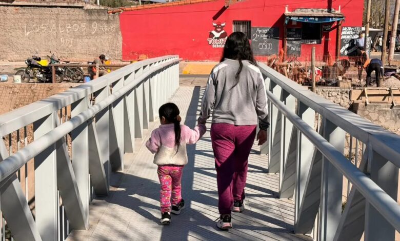 La Municipalidad de Salta inauguró una nueva pasarela peatonal sobre el canal Hipólito Yrigoyen