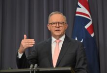 El primer ministro australiano, Anthony Albanese, habla en una conferencia de prensa en Sídney, Australia