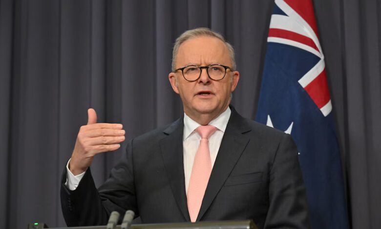 El primer ministro australiano, Anthony Albanese, habla en una conferencia de prensa en Sídney, Australia