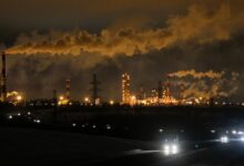 Una vista general muestra la refinería Slavneft-YaNOS, propiedad de la empresa rusa de petróleo y gas Slavneft, en la ciudad de Yaroslavl, en Rusia