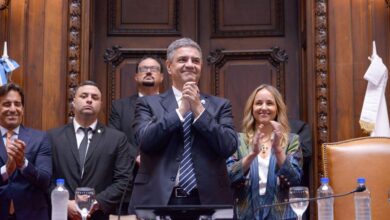 En los hospitales de patologías específicas también predominan las disminuciones: el Hospital Muñiz y el Hospital Udaondo registran caídas del 4%, mientras que el Hospital María Curie retrocede un 5%. La única excepción corresponde al Hospital de Quemados Arturo Illia, cuya ejecución supera en un 3% la observada al inicio de la serie. En salud mental, el Hospital Alvear disminuye un -3,9 %, el Borda -4,6 % y el Moyano -2,9 %. Fuerte recorte en Vivienda y PyMES “Por un lado, en términos generales, hay una política de recorte equivalente a la que realiza Milei a nivel nacional: desde el 2022 hay un recorte del 10% del gasto público, Es cierto que en el 2025 y en el 2026 hay un leve incremento en el margen en este punto, pero que no logra recuperar la ejecución que solía tener la ciudad”, explicó Costa. En Vivienda, al comparar con el inicio de la serie, la ejecución del Instituto de la Vivienda de la Ciudad (IVC) acumula una caída cercana al 42%, mientras que respecto del máximo alcanzado en 2023 la reducción es de casi 50%. En consecuencia, el IVC registra en 2026 el menor nivel de ejecución de todo el período analizado, evidenciando una significativa reducción de los recursos destinados a las políticas habitacionales ejecutadas por el organismo. El programa de integración y transformación de villas sufre un recorte del 68% respecto al máximo que ejecutó en 2023. “Jorge Macri dice que no da créditos hipotecarios y demás, porque la plata se gastó en urbanizar villas, bueno, los números no indican eso, porque el recorte en todo lo que es los programas de urbanización, integración y transformación han sufrido de los recortes más importantes”, resaltó Costa. El programa Desarrollo de la Micro, Pequeña y Mediana Empresa presenta una marcada reducción de su ejecución presupuestaria en términos reales a lo largo del período analizado. Durante el primer trimestre de 2026, el gasto devengado alcanzó aproximadamente $94 millones, lo que representa una disminución del 6% respecto del mismo período de 2025. En comparación con el primer trimestre de 2022, el programa acumula una reducción real cercana al 47%, sin evidenciar una recuperación significativa tras el fuerte ajuste observado en 2024. La persistencia de estos niveles de ejecución resulta particularmente relevante considerando el papel que las micro, pequeñas y medianas empresas desempeñan en la generación de empleo y en la actividad económica de la Ciudad.