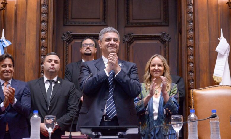 En los hospitales de patologías específicas también predominan las disminuciones: el Hospital Muñiz y el Hospital Udaondo registran caídas del 4%, mientras que el Hospital María Curie retrocede un 5%. La única excepción corresponde al Hospital de Quemados Arturo Illia, cuya ejecución supera en un 3% la observada al inicio de la serie. En salud mental, el Hospital Alvear disminuye un -3,9 %, el Borda -4,6 % y el Moyano -2,9 %. Fuerte recorte en Vivienda y PyMES “Por un lado, en términos generales, hay una política de recorte equivalente a la que realiza Milei a nivel nacional: desde el 2022 hay un recorte del 10% del gasto público, Es cierto que en el 2025 y en el 2026 hay un leve incremento en el margen en este punto, pero que no logra recuperar la ejecución que solía tener la ciudad”, explicó Costa. En Vivienda, al comparar con el inicio de la serie, la ejecución del Instituto de la Vivienda de la Ciudad (IVC) acumula una caída cercana al 42%, mientras que respecto del máximo alcanzado en 2023 la reducción es de casi 50%. En consecuencia, el IVC registra en 2026 el menor nivel de ejecución de todo el período analizado, evidenciando una significativa reducción de los recursos destinados a las políticas habitacionales ejecutadas por el organismo. El programa de integración y transformación de villas sufre un recorte del 68% respecto al máximo que ejecutó en 2023. “Jorge Macri dice que no da créditos hipotecarios y demás, porque la plata se gastó en urbanizar villas, bueno, los números no indican eso, porque el recorte en todo lo que es los programas de urbanización, integración y transformación han sufrido de los recortes más importantes”, resaltó Costa. El programa Desarrollo de la Micro, Pequeña y Mediana Empresa presenta una marcada reducción de su ejecución presupuestaria en términos reales a lo largo del período analizado. Durante el primer trimestre de 2026, el gasto devengado alcanzó aproximadamente $94 millones, lo que representa una disminución del 6% respecto del mismo período de 2025. En comparación con el primer trimestre de 2022, el programa acumula una reducción real cercana al 47%, sin evidenciar una recuperación significativa tras el fuerte ajuste observado en 2024. La persistencia de estos niveles de ejecución resulta particularmente relevante considerando el papel que las micro, pequeñas y medianas empresas desempeñan en la generación de empleo y en la actividad económica de la Ciudad.