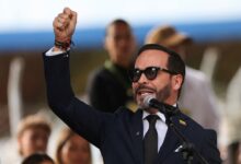 La jornada previa a la posesión de Abelardo de la Espriella como presidente de Colombia estuvo marcada por una intensa actividad diplomática, logística y judicial en Cali, ciudad que por primera vez en la historia reciente del país acogerá una ceremonia de transmisión de mando presidencial, prevista para el viernes 7 de agosto de 2026 a las 3:00 p. m. en la Arena de la Universidad Santiago de Cali. Mientras delegaciones internacionales de Europa, América Latina aterrizaban en el aeropuerto Alfonso Bonilla Aragón —recibidas por el alcalde Alejandro Eder y la gobernadora Dilian Francisca Toro—, el presidente electo confirmó que no pronunciará su discurso en el recinto del Congreso, sino en el Batallón Pichincha, tras recibir la banda presidencial confeccionada por el “sastre de los presidentes”, Luis Abel Delgado, que el propio De la Espriella dedicó a veteranos y reservistas de las Fuerzas Militares. El día estuvo atravesado por tensiones políticas y judiciales. El Tribunal Administrativo de Cundinamarca rechazó dos recursos —una tutela y una demanda de medida cautelar— que buscaban suspender la posesión por el traslado de la sede del Congreso a Cali, al concluir que la autorización del legislativo era válida y que los gastos de la ceremonia estaban respaldados en estudios previos. Pese a ello, una nueva demanda de nulidad ante el Consejo de Estado solicitó excluir 614.000 votos del cómputo electoral por presunto fraude, mientras congresistas del Pacto Histórico presentaron acusaciones sobre una manipulación sistemática del censo electoral en más de 500 municipios. La bancada petrista anunció formalmente su ausencia de la ceremonia y convocó movilizaciones en Bogotá, Barranquilla y Cali; el partido En Marcha, del exministro Juan Fernando Cristo, se declaró también en oposición al nuevo gobierno, aunque confirmó su asistencia al acto. Los expresidentes Álvaro Uribe, Juan Manuel Santos y Ernesto Samper tampoco estarán presentes, al igual que el presidente de la FIFA, Gianni Infantino, cuya ausencia la Cancillería atribuyó a las complejidades logísticas del traslado de la posesión de Bogotá a Cali. La agenda bilateral del día incluyó un encuentro entre el vicepresidente electo José Manuel Restrepo y el vicepresidente de El Salvador, Félix Ulloa, en el que se abordaron posibles acuerdos comerciales y cooperación en materia penal e inteligencia artificial. Para el 7 de agosto, De la Espriella y Restrepo tienen previstas reuniones con delegaciones de ocho países, entre ellos España, Argentina, Chile y Brasil, antes y después de la ceremonia.