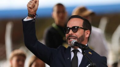 La jornada previa a la posesión de Abelardo de la Espriella como presidente de Colombia estuvo marcada por una intensa actividad diplomática, logística y judicial en Cali, ciudad que por primera vez en la historia reciente del país acogerá una ceremonia de transmisión de mando presidencial, prevista para el viernes 7 de agosto de 2026 a las 3:00 p. m. en la Arena de la Universidad Santiago de Cali. Mientras delegaciones internacionales de Europa, América Latina aterrizaban en el aeropuerto Alfonso Bonilla Aragón —recibidas por el alcalde Alejandro Eder y la gobernadora Dilian Francisca Toro—, el presidente electo confirmó que no pronunciará su discurso en el recinto del Congreso, sino en el Batallón Pichincha, tras recibir la banda presidencial confeccionada por el “sastre de los presidentes”, Luis Abel Delgado, que el propio De la Espriella dedicó a veteranos y reservistas de las Fuerzas Militares. El día estuvo atravesado por tensiones políticas y judiciales. El Tribunal Administrativo de Cundinamarca rechazó dos recursos —una tutela y una demanda de medida cautelar— que buscaban suspender la posesión por el traslado de la sede del Congreso a Cali, al concluir que la autorización del legislativo era válida y que los gastos de la ceremonia estaban respaldados en estudios previos. Pese a ello, una nueva demanda de nulidad ante el Consejo de Estado solicitó excluir 614.000 votos del cómputo electoral por presunto fraude, mientras congresistas del Pacto Histórico presentaron acusaciones sobre una manipulación sistemática del censo electoral en más de 500 municipios. La bancada petrista anunció formalmente su ausencia de la ceremonia y convocó movilizaciones en Bogotá, Barranquilla y Cali; el partido En Marcha, del exministro Juan Fernando Cristo, se declaró también en oposición al nuevo gobierno, aunque confirmó su asistencia al acto. Los expresidentes Álvaro Uribe, Juan Manuel Santos y Ernesto Samper tampoco estarán presentes, al igual que el presidente de la FIFA, Gianni Infantino, cuya ausencia la Cancillería atribuyó a las complejidades logísticas del traslado de la posesión de Bogotá a Cali. La agenda bilateral del día incluyó un encuentro entre el vicepresidente electo José Manuel Restrepo y el vicepresidente de El Salvador, Félix Ulloa, en el que se abordaron posibles acuerdos comerciales y cooperación en materia penal e inteligencia artificial. Para el 7 de agosto, De la Espriella y Restrepo tienen previstas reuniones con delegaciones de ocho países, entre ellos España, Argentina, Chile y Brasil, antes y después de la ceremonia.
