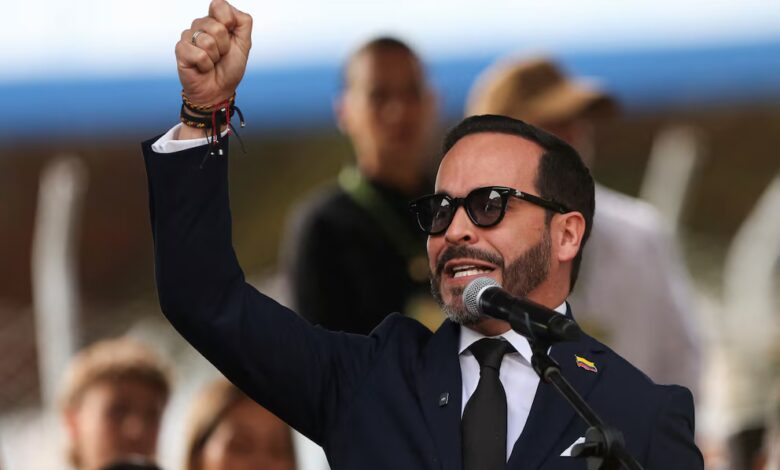 La jornada previa a la posesión de Abelardo de la Espriella como presidente de Colombia estuvo marcada por una intensa actividad diplomática, logística y judicial en Cali, ciudad que por primera vez en la historia reciente del país acogerá una ceremonia de transmisión de mando presidencial, prevista para el viernes 7 de agosto de 2026 a las 3:00 p. m. en la Arena de la Universidad Santiago de Cali. Mientras delegaciones internacionales de Europa, América Latina aterrizaban en el aeropuerto Alfonso Bonilla Aragón —recibidas por el alcalde Alejandro Eder y la gobernadora Dilian Francisca Toro—, el presidente electo confirmó que no pronunciará su discurso en el recinto del Congreso, sino en el Batallón Pichincha, tras recibir la banda presidencial confeccionada por el “sastre de los presidentes”, Luis Abel Delgado, que el propio De la Espriella dedicó a veteranos y reservistas de las Fuerzas Militares. El día estuvo atravesado por tensiones políticas y judiciales. El Tribunal Administrativo de Cundinamarca rechazó dos recursos —una tutela y una demanda de medida cautelar— que buscaban suspender la posesión por el traslado de la sede del Congreso a Cali, al concluir que la autorización del legislativo era válida y que los gastos de la ceremonia estaban respaldados en estudios previos. Pese a ello, una nueva demanda de nulidad ante el Consejo de Estado solicitó excluir 614.000 votos del cómputo electoral por presunto fraude, mientras congresistas del Pacto Histórico presentaron acusaciones sobre una manipulación sistemática del censo electoral en más de 500 municipios. La bancada petrista anunció formalmente su ausencia de la ceremonia y convocó movilizaciones en Bogotá, Barranquilla y Cali; el partido En Marcha, del exministro Juan Fernando Cristo, se declaró también en oposición al nuevo gobierno, aunque confirmó su asistencia al acto. Los expresidentes Álvaro Uribe, Juan Manuel Santos y Ernesto Samper tampoco estarán presentes, al igual que el presidente de la FIFA, Gianni Infantino, cuya ausencia la Cancillería atribuyó a las complejidades logísticas del traslado de la posesión de Bogotá a Cali. La agenda bilateral del día incluyó un encuentro entre el vicepresidente electo José Manuel Restrepo y el vicepresidente de El Salvador, Félix Ulloa, en el que se abordaron posibles acuerdos comerciales y cooperación en materia penal e inteligencia artificial. Para el 7 de agosto, De la Espriella y Restrepo tienen previstas reuniones con delegaciones de ocho países, entre ellos España, Argentina, Chile y Brasil, antes y después de la ceremonia.