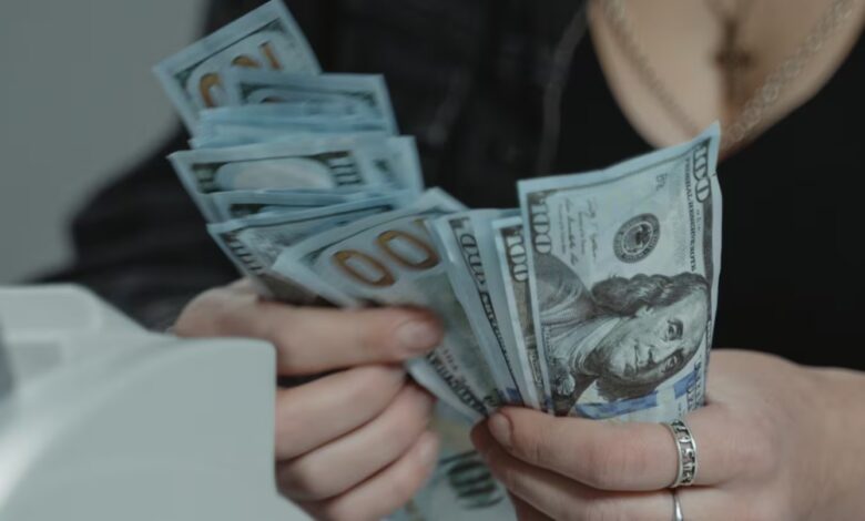 Qué dice el DNU con el que el Gobierno oficializó la flexibilización del crédito en dólares para las empresas