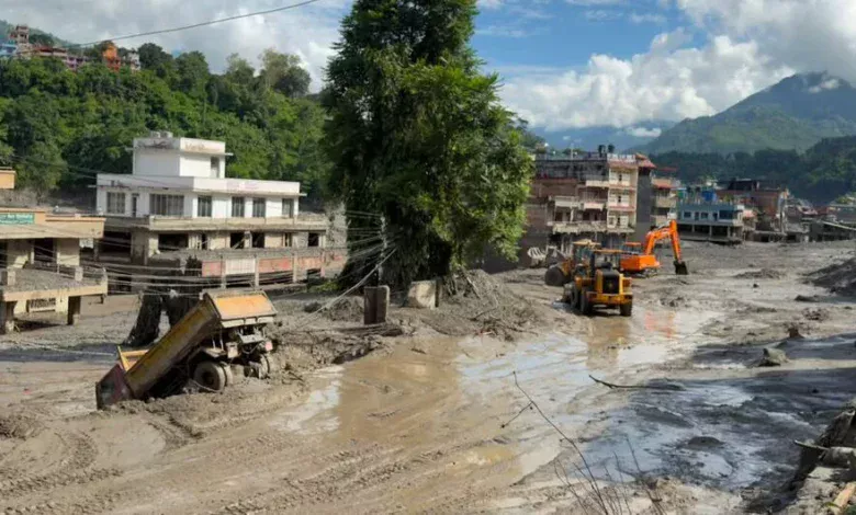 Nepal lanzó una nueva alerta por la crecida de un río tras las inundaciones que dejaron más de 580 muertos