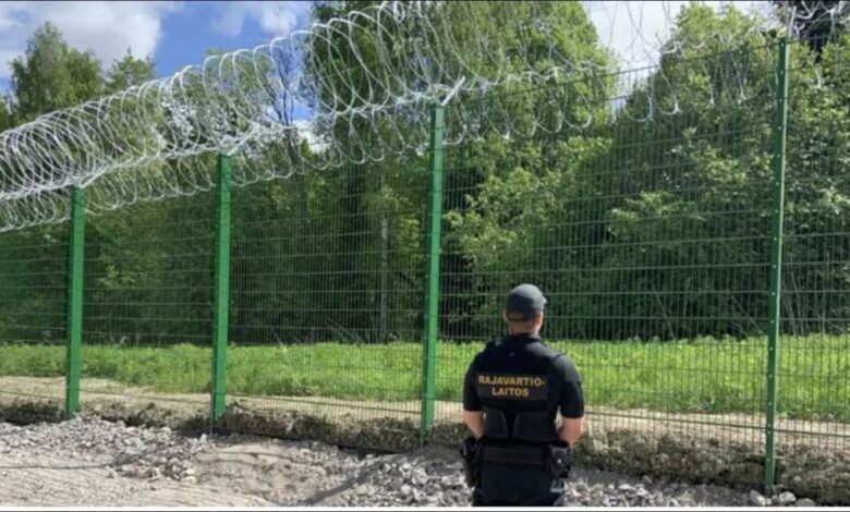 Para frenar la inmigración irregular, Finlandia construyó una valla de 200 kilómetros en la frontera con Rusia