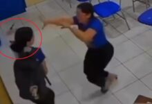 Una alumna apuñaló a su profesora por la espalda “porque no le caía bien” y todo quedó grabado