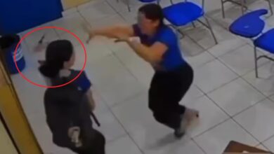 Una alumna apuñaló a su profesora por la espalda “porque no le caía bien” y todo quedó grabado