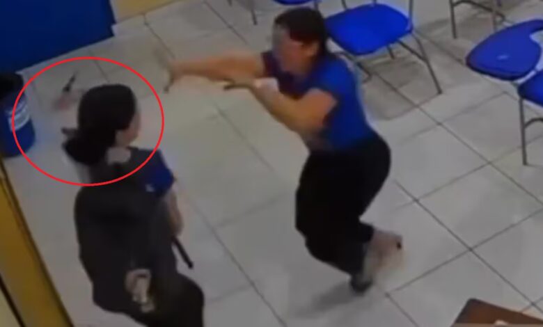 Una alumna apuñaló a su profesora por la espalda “porque no le caía bien” y todo quedó grabado
