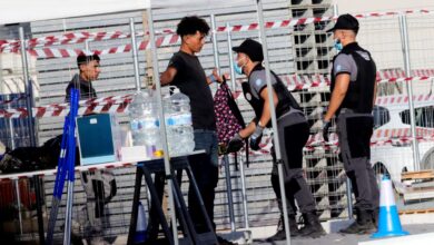 Avalanchas y disparos al aire: así empezó el traslado de miles de migrantes al campamento del puerto de Ceuta