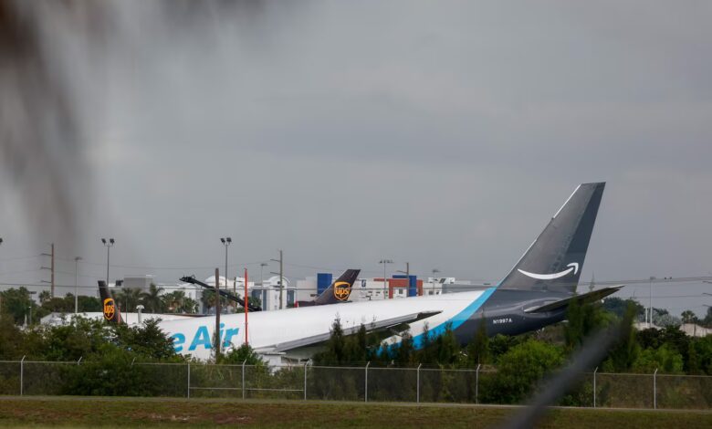 Un avión de carga se estrelló en el aeropuerto de Miami: murieron cinco personas y limitaron los vuelos