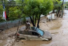 Por qué se produjo el aluvión en Santiago de Chile y qué ocurrió con los desagües Las precipitaciones fueron uno de los principales factores que desencadenaron el desastre. Entre el lunes y el martes, algunos sectores de la Región Metropolitana registraron más de 140 milímetros de lluvia, mientras que en otras zonas las mediciones rondaron los 60 milímetros. La tierra ya estaba saturada y perdió capacidad para absorber nuevas precipitaciones, lo que aceleró el escurrimiento del agua hacia las zonas más bajas. “El suelo está absolutamente mojado, no da, está totalmente saturado”, explicó Catalina San Martín, alcaldesa de Las Condes. A las lluvias se sumó otro fenómeno meteorológico. Según explicó Pablo Allard, decano de la Facultad de Arquitectura y Arte de la Universidad del Desarrollo, a ADN Radio, la isoterma cero se ubicó a una altura anormalmente elevada. Esto provocó que parte de las precipitaciones que habitualmente caen en forma de nieve en la montaña llegaran como agua líquida. Como consecuencia, aumentó rápidamente el volumen que descendió por las quebradas. Sin embargo, uno de los factores decisivos fue la obstrucción de dos ductos paralelos que debían canalizar el agua fuera del área urbana. El delegado presidencial de la Región Metropolitana, Germán Codina, explicó que los conductos habrían quedado bloqueados por basura y escombros. Al no poder continuar su recorrido, el agua desbordó la Quebrada Honda y avanzó hacia las calles. Las precipitaciones también provocaron crecidas de los ríos Mapocho y Maipo. En Talagante, el desborde del Maipo generó inundaciones que afectaron a sectores con viviendas precarias. El efecto de los incendios forestales y las obras de prevención que no llegaron a instalarse La magnitud del aluvión también estuvo relacionada con los incendios forestales que afectaron la precordillera de Santiago durante el verano. El fuego destruyó parte de la vegetación que contribuía a mantener estable el suelo. Sin esa cobertura, las lluvias encontraron grandes cantidades de tierra y sedimentos sueltos que fueron arrastrados pendiente abajo. Este factor agravó la fuerza destructiva de la corriente y aumentó el volumen de barro que terminó acumulándose en las calles. El riesgo ya había sido identificado por las autoridades chilenas. El Ministerio de Obras Públicas y el Servicio Nacional de Prevención y Respuesta ante Desastres (SENAPRED) tenían previsto instalar mallas de contención para reducir el arrastre de materiales desde las quebradas. Sin embargo, esa infraestructura preventiva todavía no estaba operativa cuando ocurrió el aluvión. La situación abrió interrogantes sobre las medidas de prevención y la capacidad de respuesta ante lluvias extremas, especialmente en sectores urbanos próximos a las laderas de la cordillera. La alcaldesa San Martín defendió las tareas realizadas antes del temporal. “El trabajo preventivo se hizo, esta lluvia era absolutamente inesperada, es la naturaleza”, sostuvo.