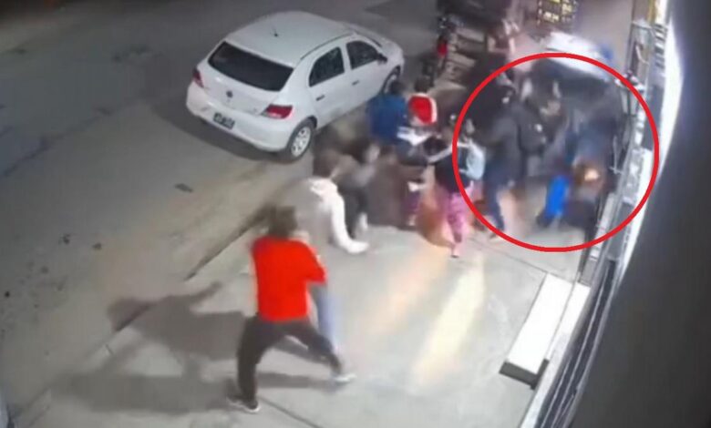 Un auto perdió el control y atropelló a varias personas en una avenida de Cerrillos