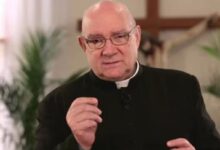 A partir de esas acusaciones, la Santa Sede abrió una investigación y dispuso restricciones contra el sacerdote. Buela siempre rechazó los señalamientos y presentó un extenso escrito de defensa, de 119 páginas, en el que sostuvo que existía una maniobra de sectores de la Conferencia Episcopal Argentina para perjudicarlo y desestabilizar al instituto que había creado. Esa hipótesis fue descartada durante la investigación eclesiástica. El proceso continuó incluso después de la muerte del sacerdote y finalmente atravesó dos instancias judiciales dentro de la Iglesia. Ahora, el Vaticano informó que tanto el tribunal de primera instancia como el de apelación llegaron a la “certeza moral” de que Buela fue responsable de los abusos denunciados.