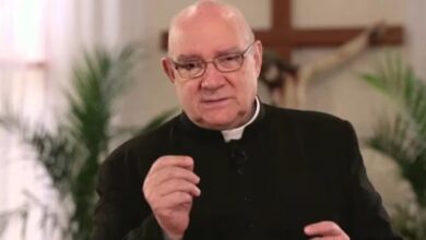 A partir de esas acusaciones, la Santa Sede abrió una investigación y dispuso restricciones contra el sacerdote. Buela siempre rechazó los señalamientos y presentó un extenso escrito de defensa, de 119 páginas, en el que sostuvo que existía una maniobra de sectores de la Conferencia Episcopal Argentina para perjudicarlo y desestabilizar al instituto que había creado. Esa hipótesis fue descartada durante la investigación eclesiástica. El proceso continuó incluso después de la muerte del sacerdote y finalmente atravesó dos instancias judiciales dentro de la Iglesia. Ahora, el Vaticano informó que tanto el tribunal de primera instancia como el de apelación llegaron a la “certeza moral” de que Buela fue responsable de los abusos denunciados.