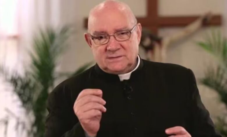 A partir de esas acusaciones, la Santa Sede abrió una investigación y dispuso restricciones contra el sacerdote. Buela siempre rechazó los señalamientos y presentó un extenso escrito de defensa, de 119 páginas, en el que sostuvo que existía una maniobra de sectores de la Conferencia Episcopal Argentina para perjudicarlo y desestabilizar al instituto que había creado. Esa hipótesis fue descartada durante la investigación eclesiástica. El proceso continuó incluso después de la muerte del sacerdote y finalmente atravesó dos instancias judiciales dentro de la Iglesia. Ahora, el Vaticano informó que tanto el tribunal de primera instancia como el de apelación llegaron a la “certeza moral” de que Buela fue responsable de los abusos denunciados.