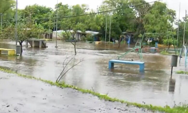 El agua arrasó con todo en la localidad chaqueña de Tres Bocas: casas inundadas y evacuados