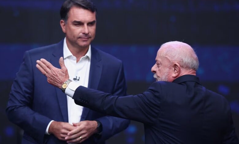 Con acusaciones de corrupción y chicanas, Lula y Flávio Bolsonaro debatieron a una semana del balotaje